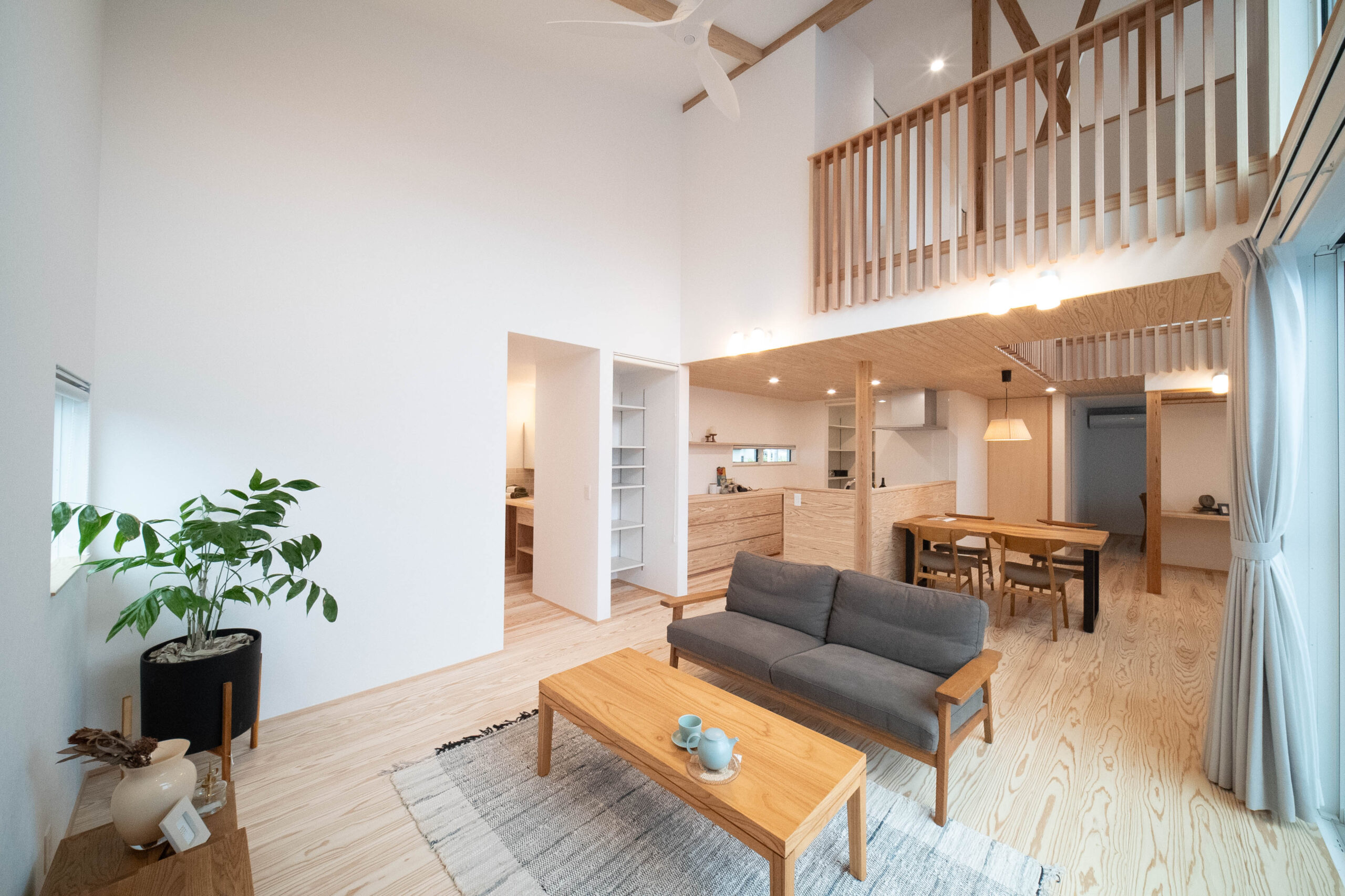 希望に満ちた光と木のぬくもり 吹き抜けが心地いい “平屋風2階建て” の住まい